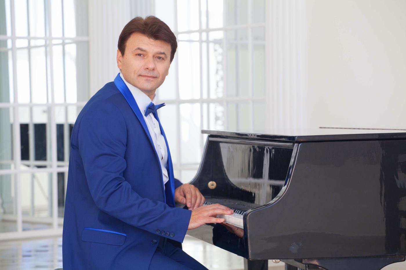 "Нельзя даже костюм в гримёрке оставить, могут прожечь!": певец Славич Мороз поделился закулисными историями