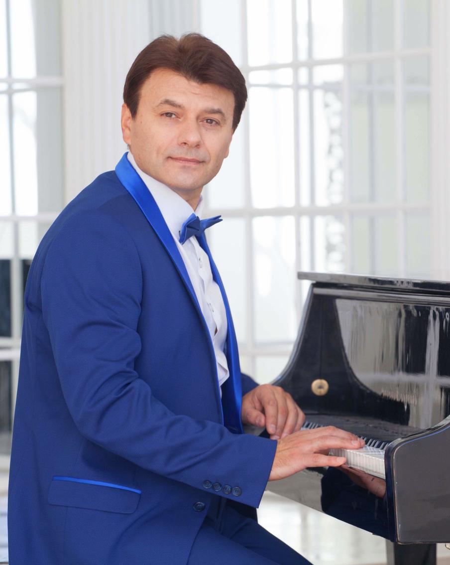 "Нельзя даже костюм в гримёрке оставить, могут прожечь!": певец Славич Мороз поделился закулисными историями