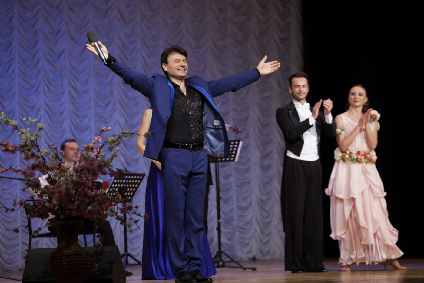 Импровизация спасла выступление певца.