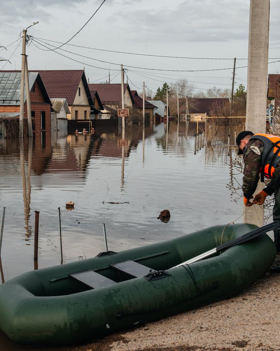 Из Дербентского района Дагестана эвакуировали более четырёх тысяч человек. В связи с прорывом гидротехнических сооружений на Геджухском водохранилище и последующим повышением уровня воды, Министерство чрезвычайных ситуаций Российской Федерации приняло решение о превентивной эвакуации жителей четырёх микрорайонов Дербентского района Республики Дагестан