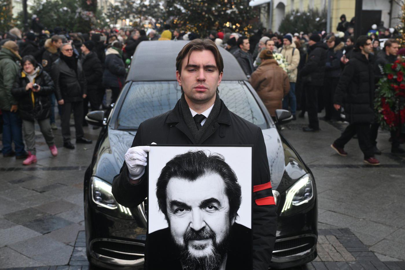 Провалившаяся могила и покосившийся крест: от вида захоронения Игоря Золотовицкого наворачиваются слёзы