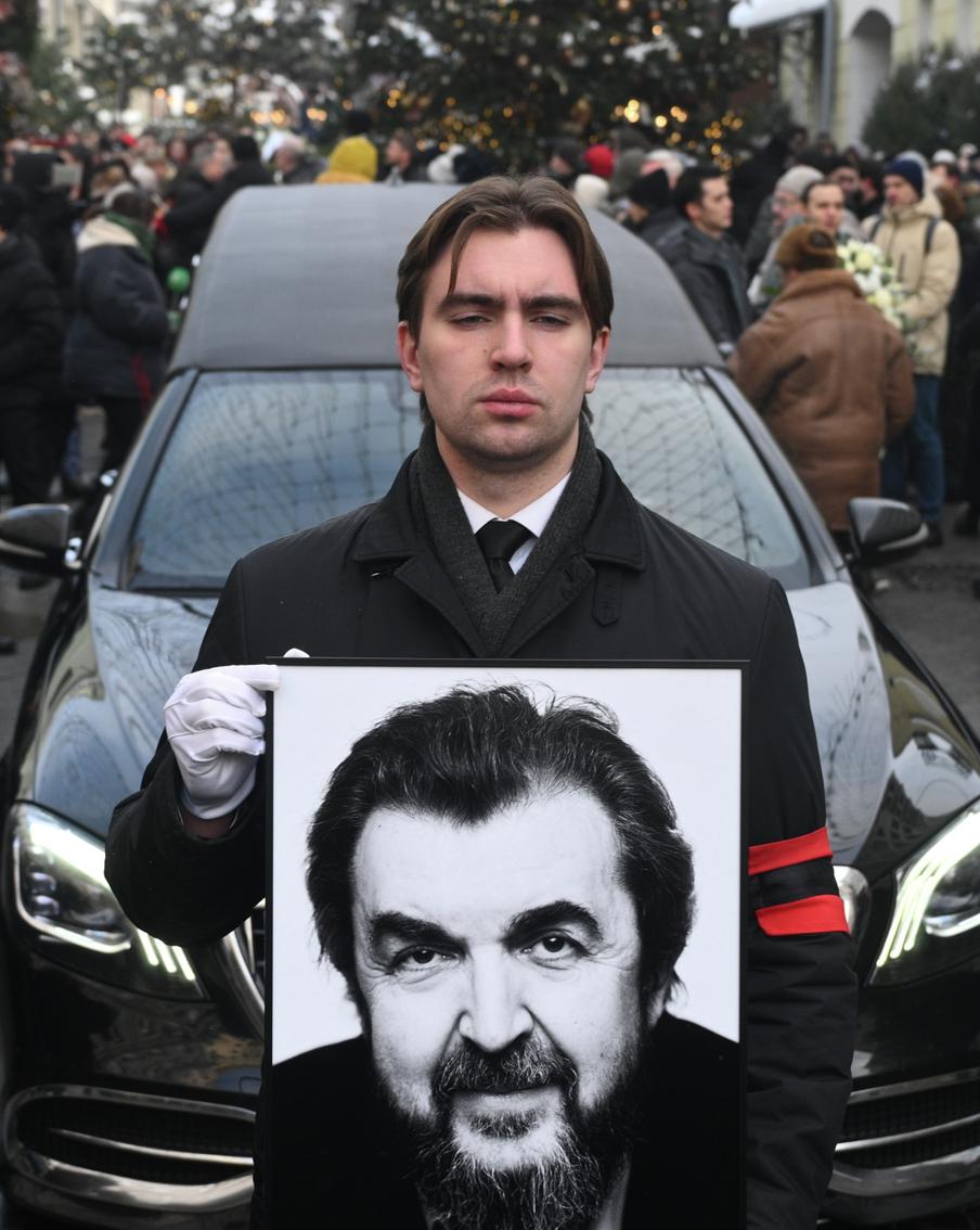 Провалившаяся могила и покосившийся крест: от вида захоронения Игоря Золотовицкого наворачиваются слёзы