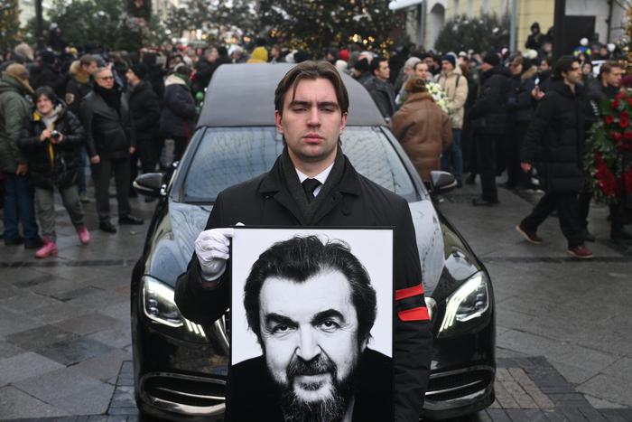 Провалившаяся могила и покосившийся крест: от вида захоронения Игоря Золотовицкого наворачиваются слёзы