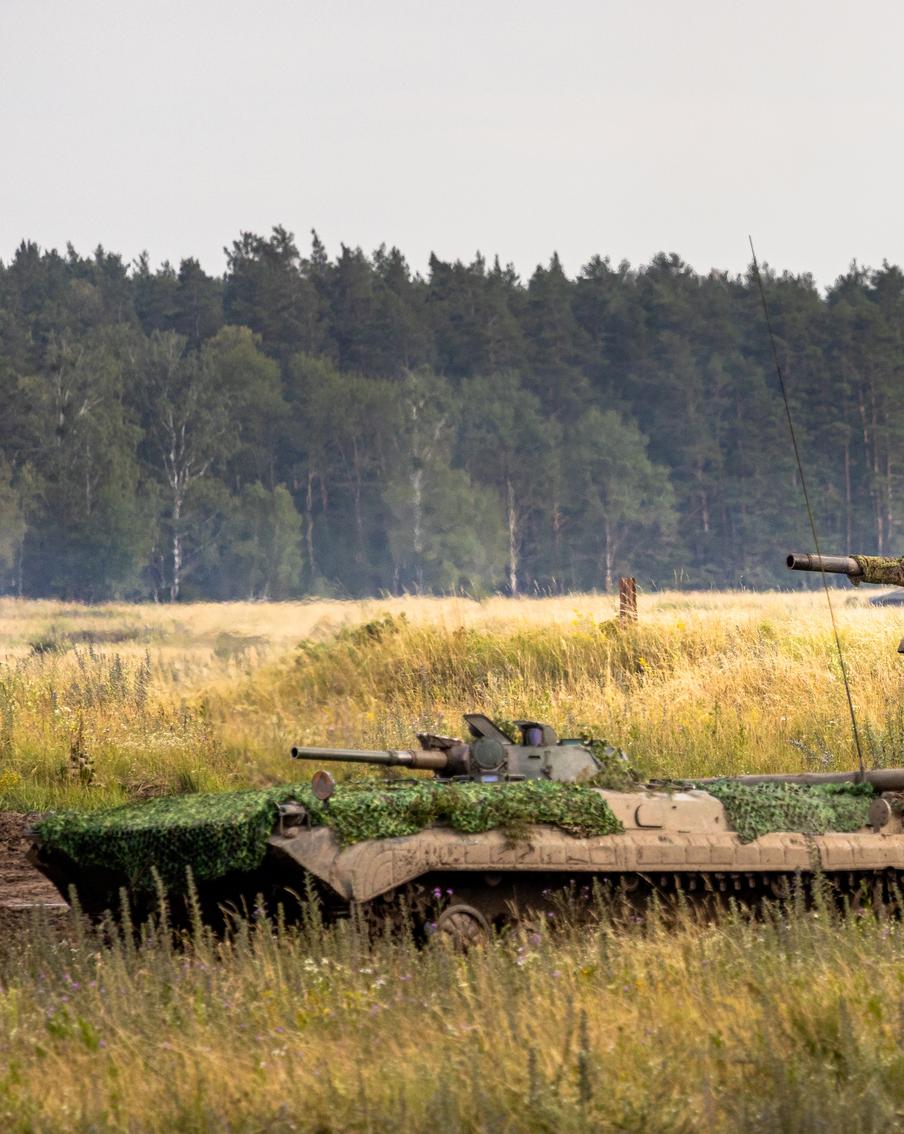 ВСУ потеряли порядка 1210 военных за сутки в зоне СВО. Согласно сообщению Министерства обороны Российской Федерации, за истекшие сутки украинские войска понесли значительные потери в результате действий российских группировок войск в зоне специальной военной операции. Общее число погибших военнослужащих противника оценивается в 1210 человек