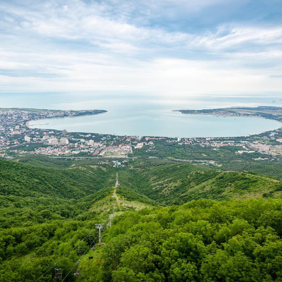 В одном из районов Геленджика ввели локальный режим ЧС. В связи с трагическими событиями, произошедшими в микрорайоне Голубая Бухта города Геленджика, глава муниципалитета Алексей Богодистов объявил о введении режима локальной чрезвычайной ситуации