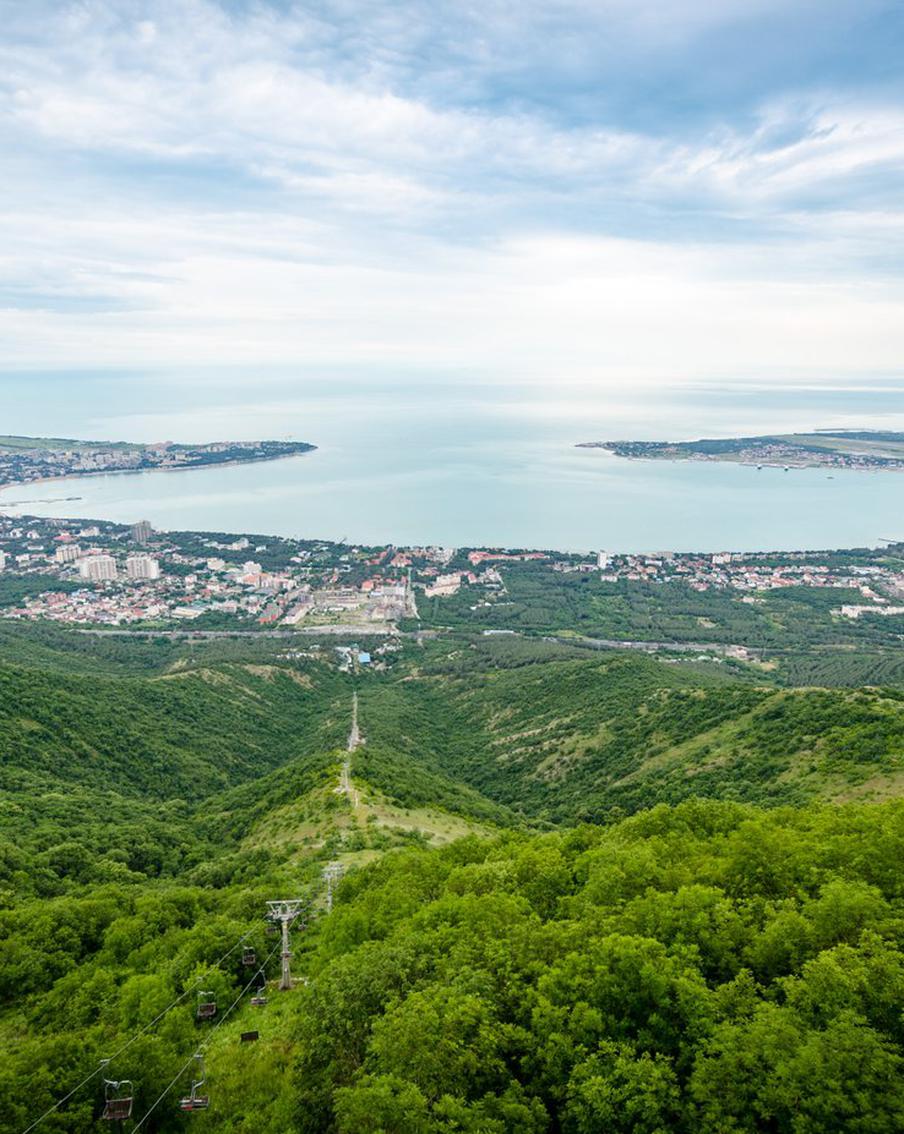 В одном из районов Геленджика ввели локальный режим ЧС. В связи с трагическими событиями, произошедшими в микрорайоне Голубая Бухта города Геленджика, глава муниципалитета Алексей Богодистов объявил о введении режима локальной чрезвычайной ситуации