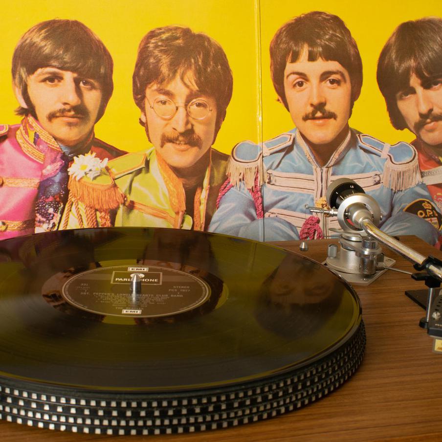 В Токио нашли более 100 ранее неизвестных снимков The Beatles. В архивах токийского концертного комплекса "Ниппон Будокан" были обнаружены ранее неизвестные фотографии легендарной британской рок-группы The Beatles, сделанные во время их выступления в 1966 году. Как сообщила администрация комплекса, в архиве было найдено 102 чёрно-белых снимка, которые никогда ранее не публиковались