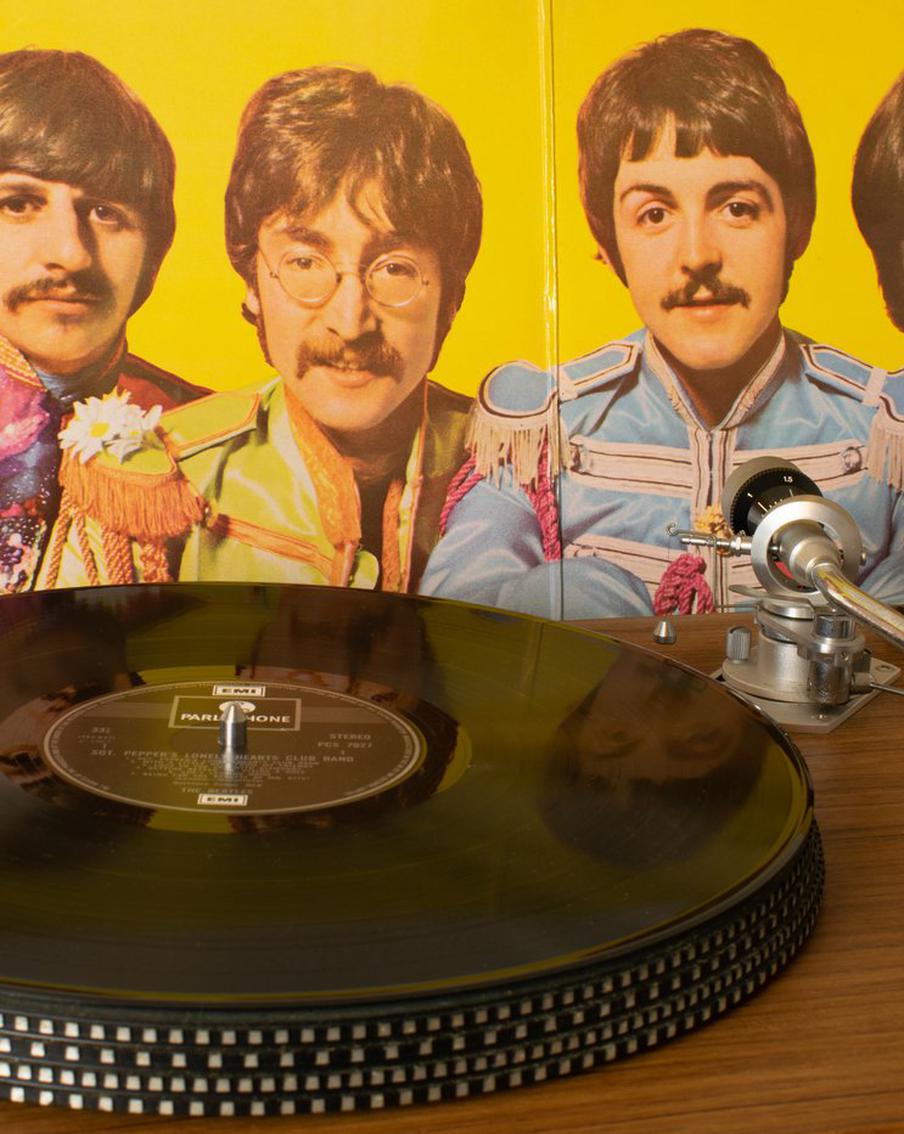 В Токио нашли более 100 ранее неизвестных снимков The Beatles. В архивах токийского концертного комплекса "Ниппон Будокан" были обнаружены ранее неизвестные фотографии легендарной британской рок-группы The Beatles, сделанные во время их выступления в 1966 году. Как сообщила администрация комплекса, в архиве было найдено 102 чёрно-белых снимка, которые никогда ранее не публиковались