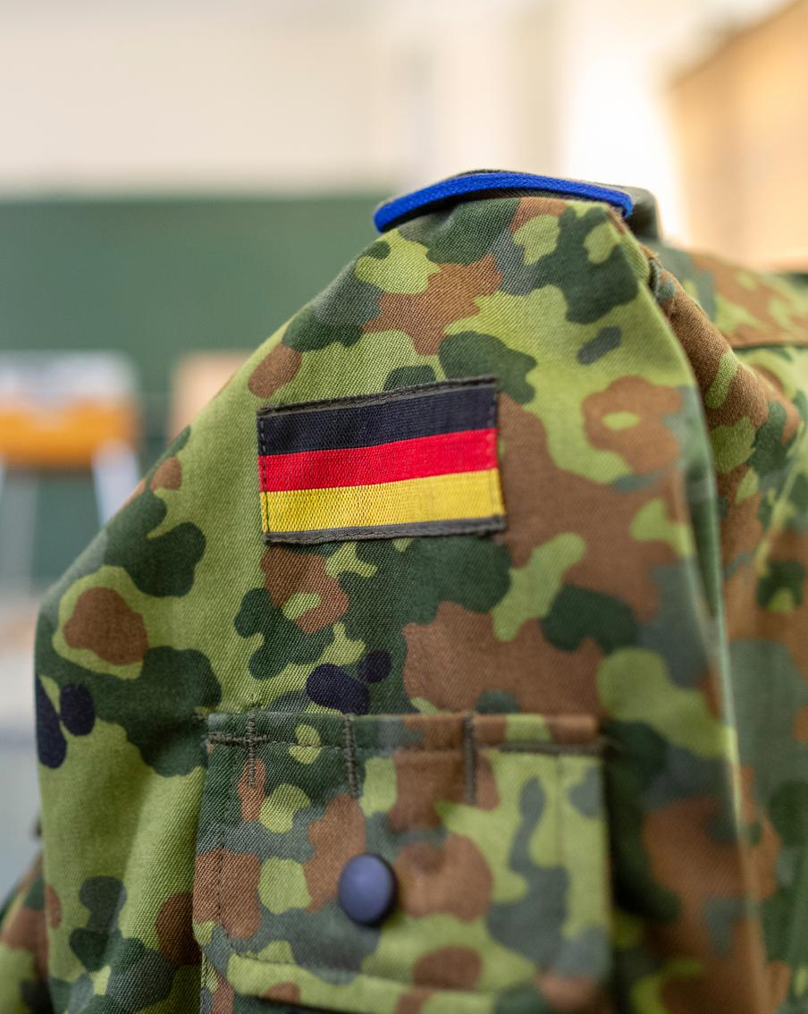 Welt: ФРГ потратила €2 млрд на цифровую систему радиосвязи, которая не работает. Федеральное министерство обороны Германии (БМОД) тратит значительные средства на разработку цифровой системы радиосвязи для Бундесвера, однако проект сталкивается с серьёзными проблемами. Согласно информации издания Welt, опирающейся на конфиденциальные документы, затраты на проект уже превысили 2 миллиарда евро