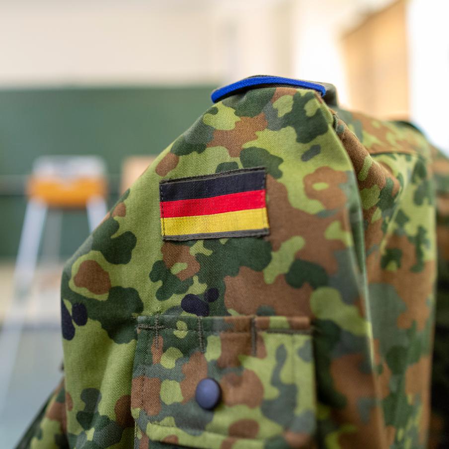 Welt: ФРГ потратила €2 млрд на цифровую систему радиосвязи, которая не работает. Федеральное министерство обороны Германии (БМОД) тратит значительные средства на разработку цифровой системы радиосвязи для Бундесвера, однако проект сталкивается с серьёзными проблемами. Согласно информации издания Welt, опирающейся на конфиденциальные документы, затраты на проект уже превысили 2 миллиарда евро