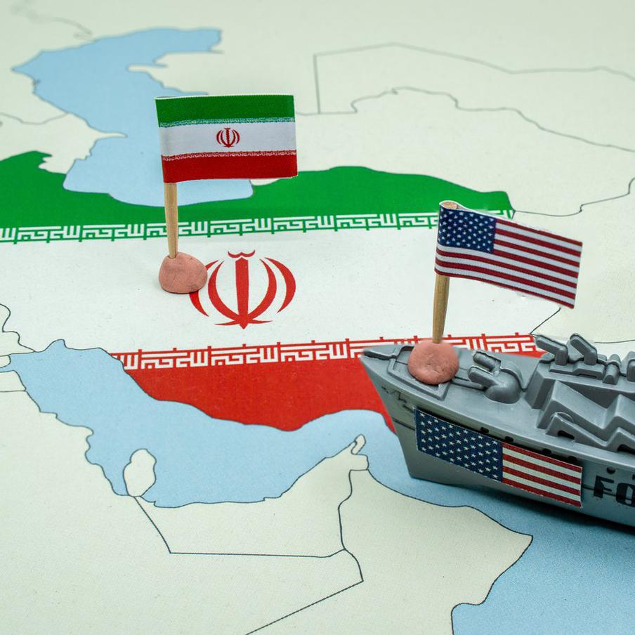 КСИР: Иран атаковал десантный корабль США LHA7 с пятью тысячами военных. Корпус стражей исламской революции Ирана заявил о нанесении ударов по американским военным кораблям. В заявлении государственной телерадиокомпании было указано, что вертолётоносец и десантный корабль LHA7 ВМС США, на борту которых находилось более пяти тысяч военнослужащих, подверглись атаке со стороны Ирана