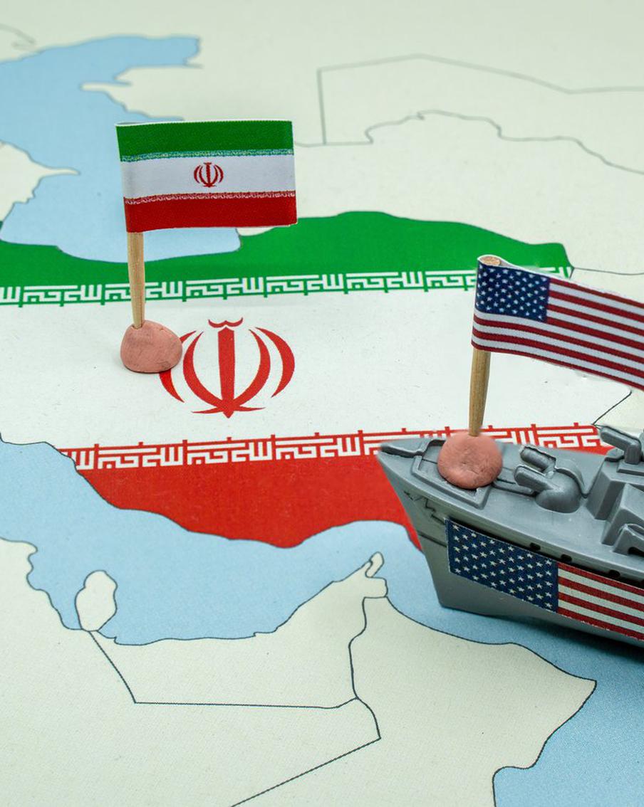 КСИР: Иран атаковал десантный корабль США LHA7 с пятью тысячами военных. Корпус стражей исламской революции Ирана заявил о нанесении ударов по американским военным кораблям. В заявлении государственной телерадиокомпании было указано, что вертолётоносец и десантный корабль LHA7 ВМС США, на борту которых находилось более пяти тысяч военнослужащих, подверглись атаке со стороны Ирана