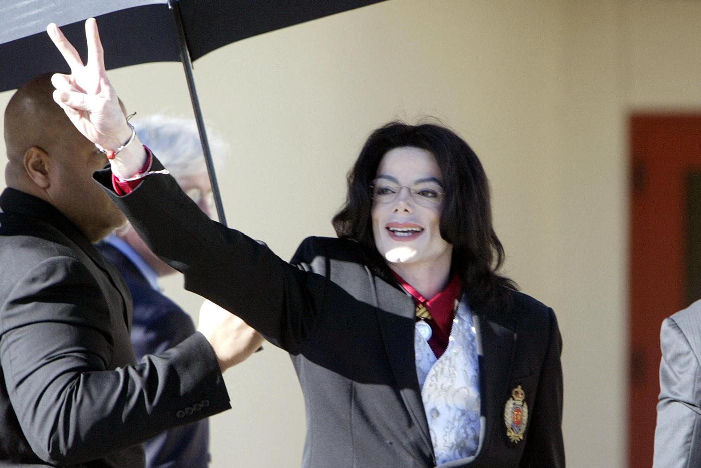 "25 лет насилия": фотография Майкла Джексона с ребёнком потрясла мир