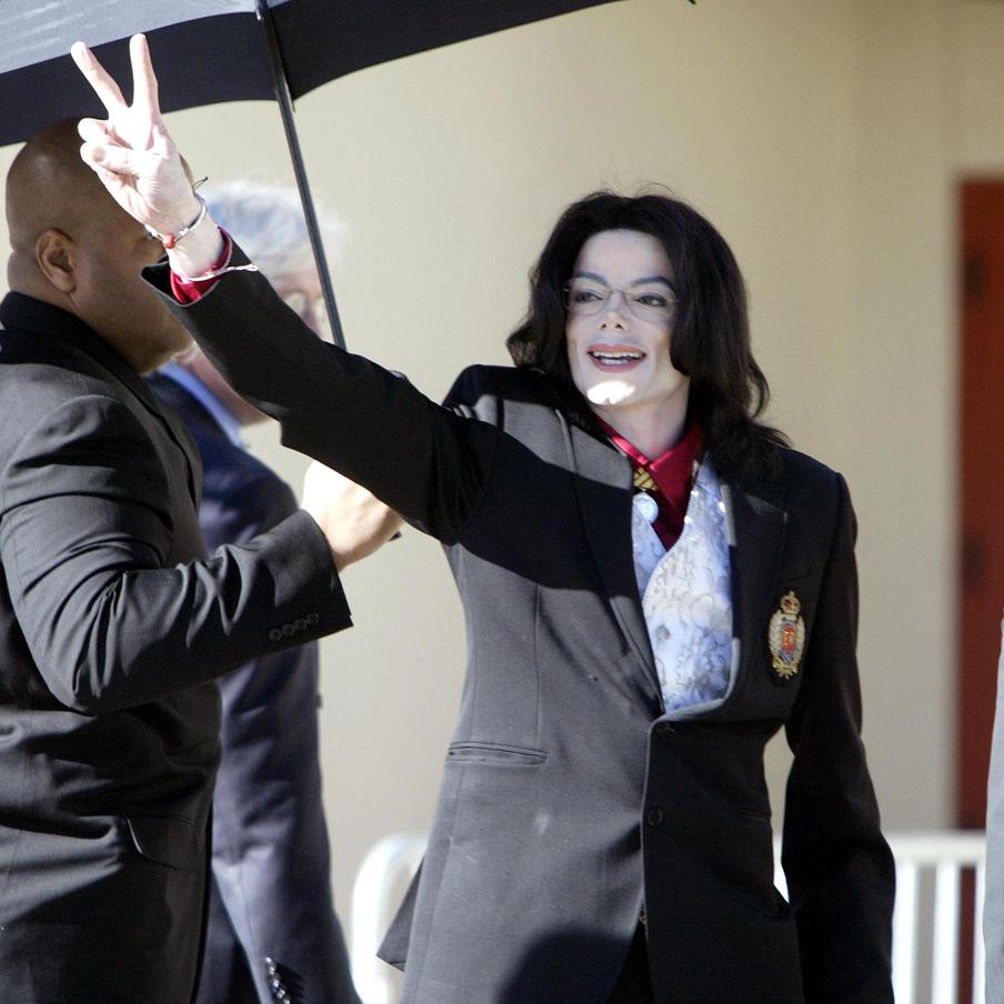 "25 лет насилия": фотография Майкла Джексона с ребёнком потрясла мир