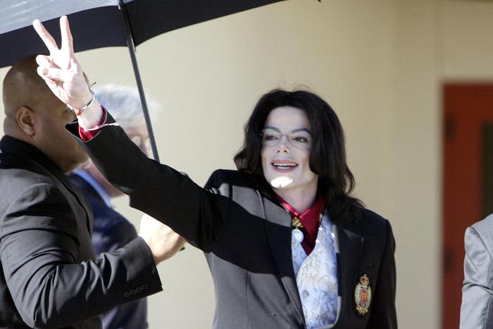 "25 лет насилия": фотография Майкла Джексона с ребёнком потрясла мир