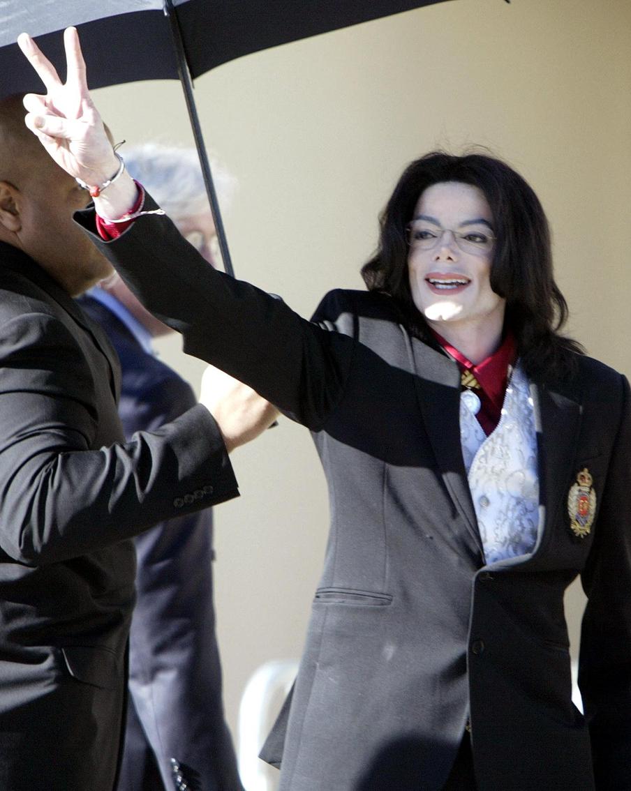 "25 лет насилия": фотография Майкла Джексона с ребёнком потрясла мир