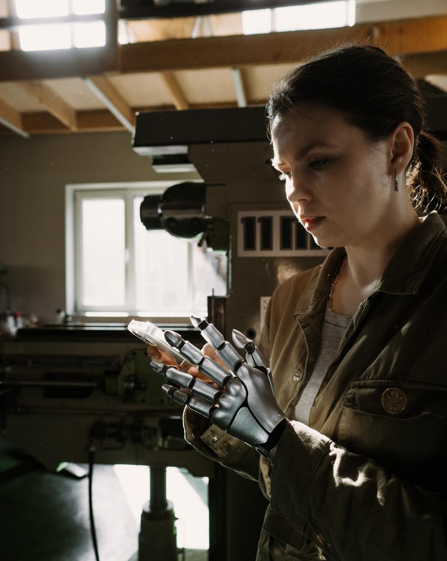 Валентина на предприятии по изготовлению протезов