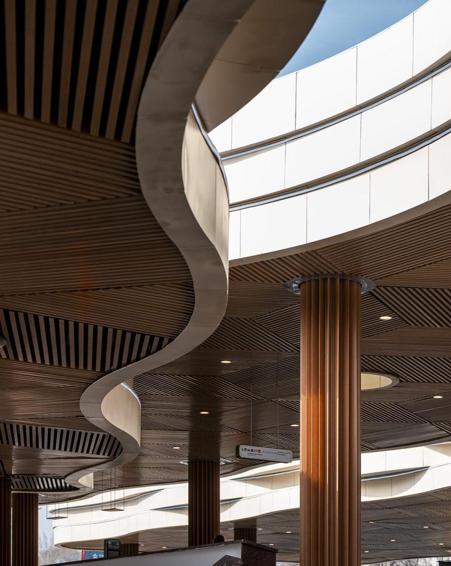 Завершено строительство новых навесов и развитие хаба "Славянский бульвар"