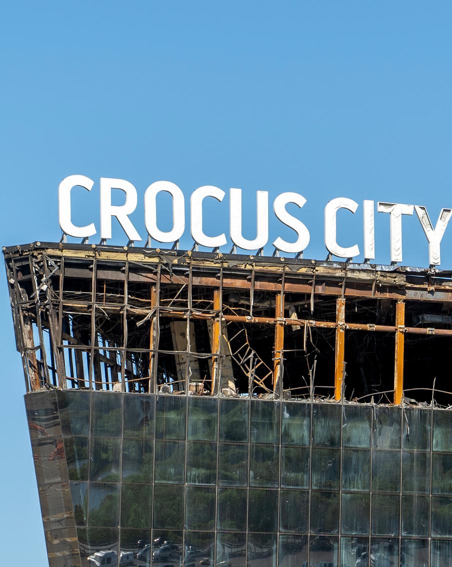 ТАСС: Организаторы теракта в "Крокусе" хотели устроить ещё один теракт в Москве. Следователи выяснили, что организаторы теракта в концертном зале "Крокус Сити Холл" изначально планировали провести два террористических акта на территории Москвы. Согласно материалам дела, куратор боевиков, известный под псевдонимом Сайфулло, который находился за пределами Российской Федерации, готовил группу лиц для совершения этих атак