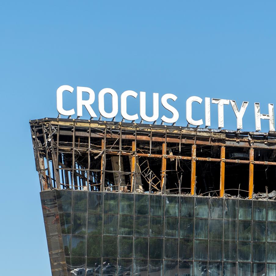 ТАСС: Организаторы теракта в "Крокусе" хотели устроить ещё один теракт в Москве. Следователи выяснили, что организаторы теракта в концертном зале "Крокус Сити Холл" изначально планировали провести два террористических акта на территории Москвы. Согласно материалам дела, куратор боевиков, известный под псевдонимом Сайфулло, который находился за пределами Российской Федерации, готовил группу лиц для совершения этих атак