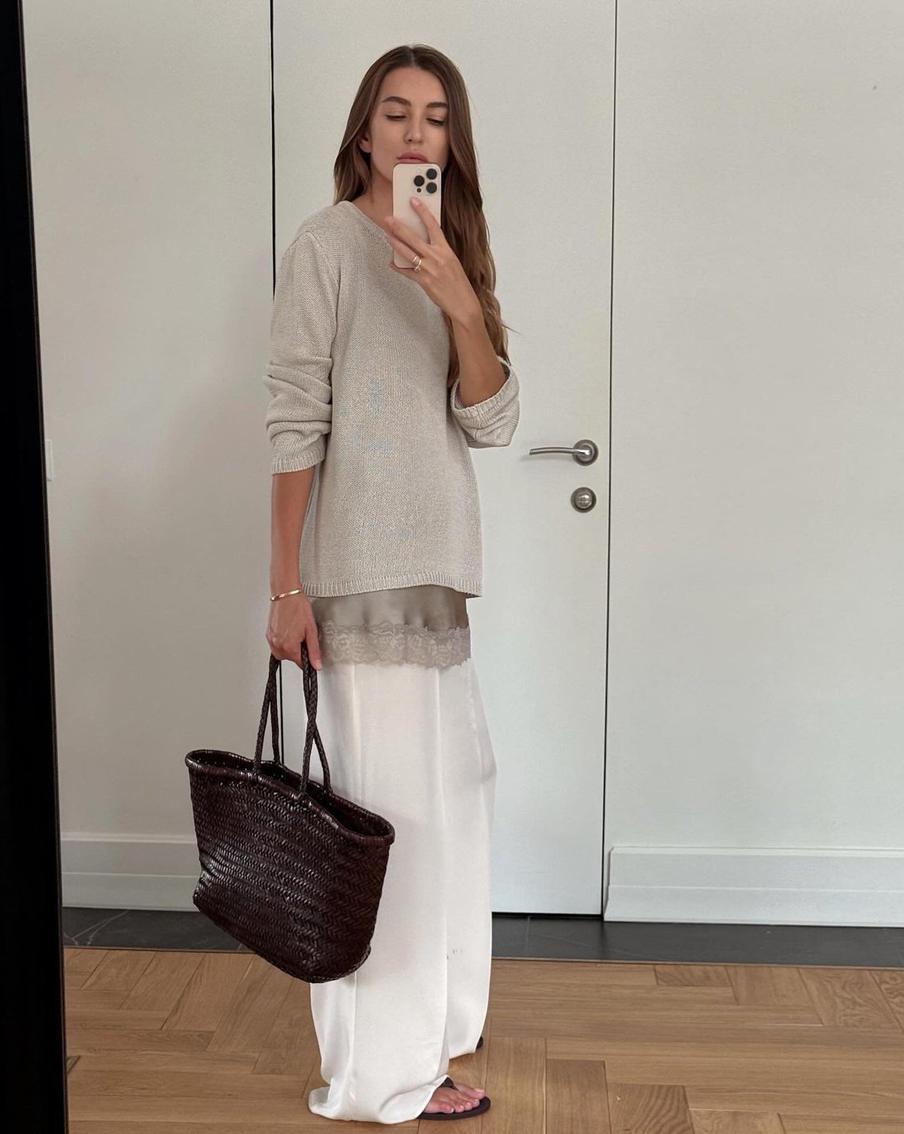 Плетёная кожаная сумка идеально подходит к летним лёгким материалам.