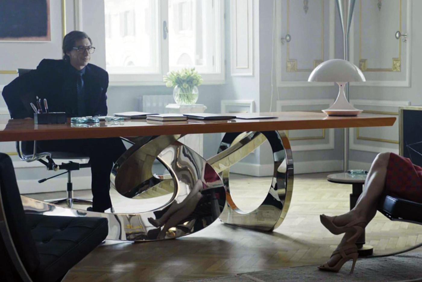 Лампа Cobra в фильме "Дом Gucci".