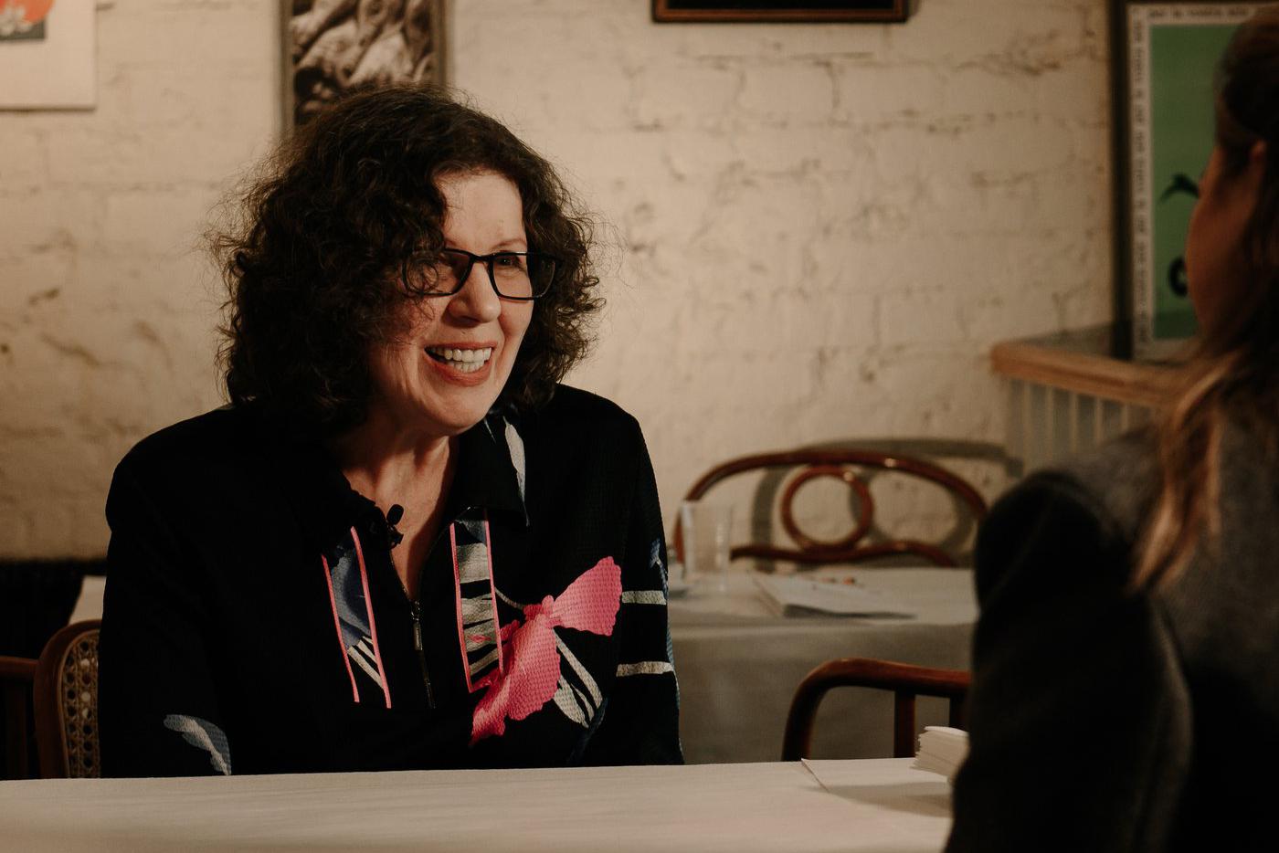 Александра Маринина на съёмочной площадке.