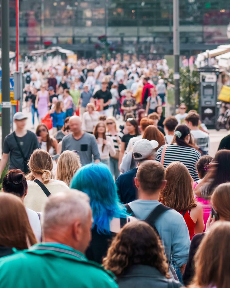 Учёные заявили, что количество населения на Земле превышает возможности планеты. В исследовании, опубликованном в журнале Environmental Research Letters, учёные пришли к выводу, что при сохранении текущего уровня потребления ресурсов продолжающийся рост населения Земли может привести к серьёзным экологическим и социальным проблемам