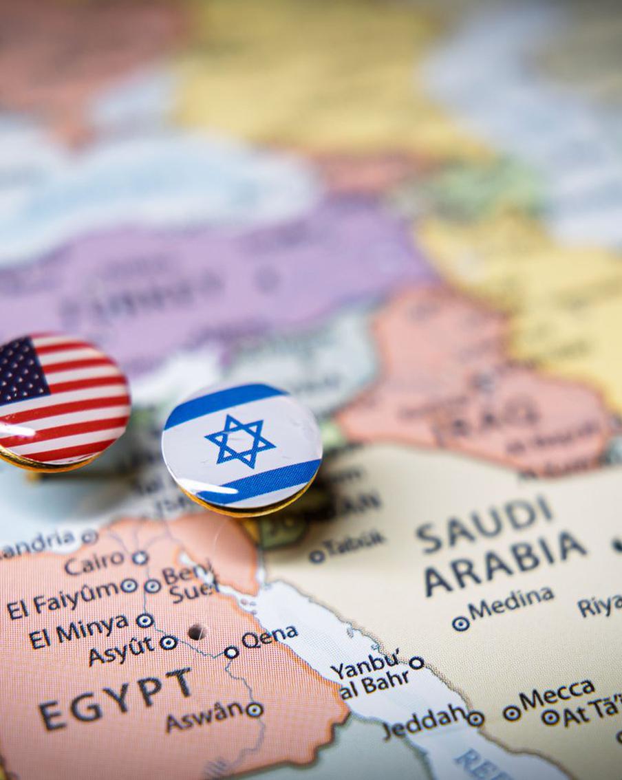 Mehr: США и Израиль ударили по иранскому острову Харк. Согласно сообщению агентства Mehr, на иранском острове Харк, играющем ключевую роль в экспорте нефти Ирана, прогремели взрывы. В заявлении иранской стороны указывается на причастность "американско-сионистского врага" к этим атакам