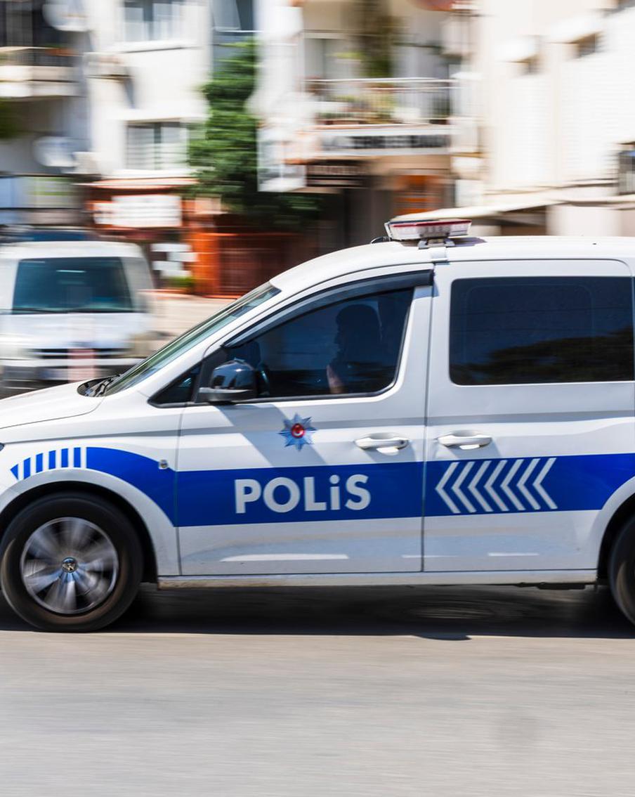 В Турции началась новая волна антинаркотической операции против знаменитостей. В Турции продолжается масштабная операция по борьбе с незаконным оборотом наркотиков, которая затрагивает и представителей шоу-бизнеса. По информации газеты Türkiye, в отношении ряда известных деятелей этой сферы уже приняты решения о задержании