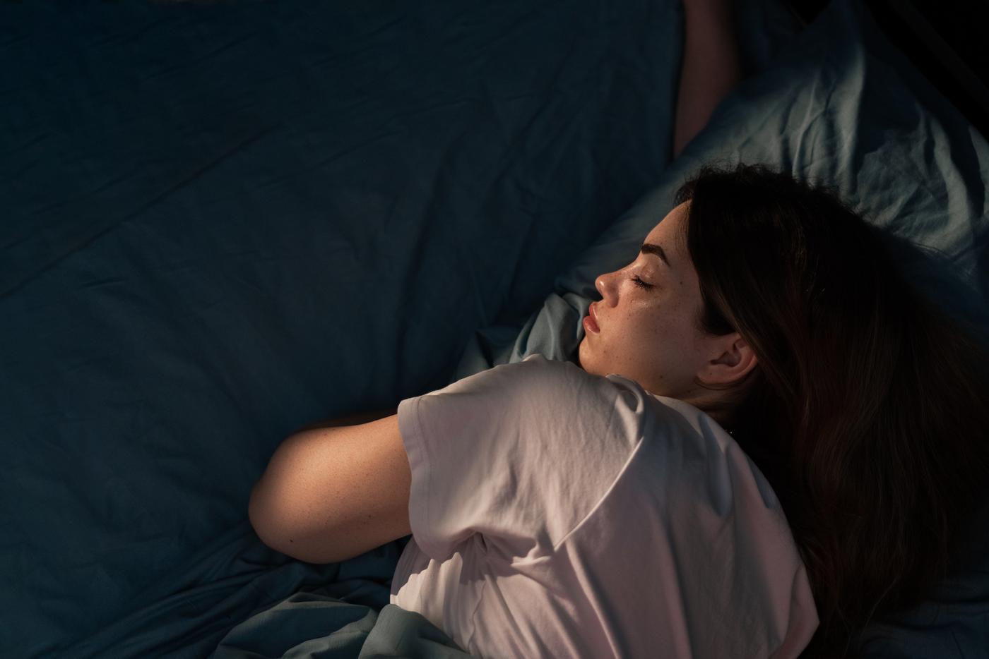 Темнота, холод и режим: как наладить здоровый сон