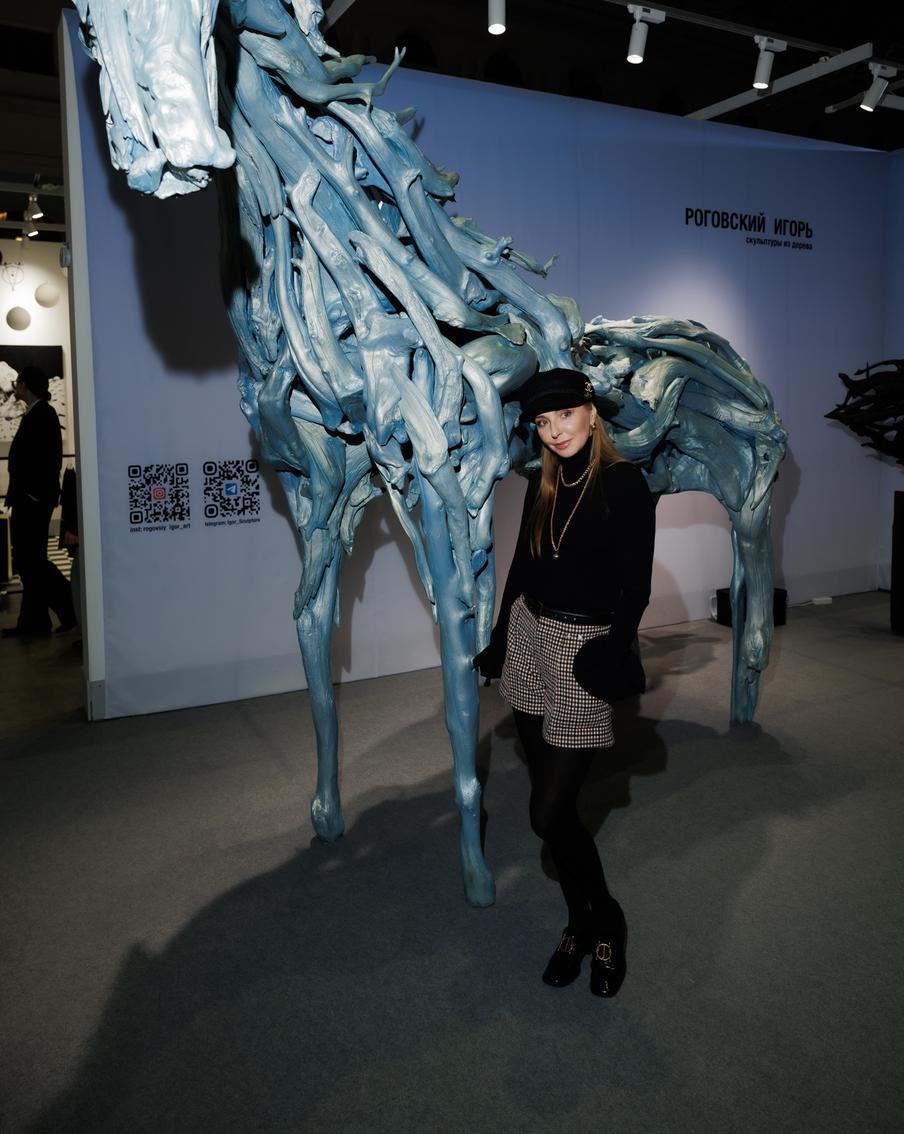 Татьяна Навка на фоне единорога (автор – Игорь Роговский). Приобрела скульптуру за 5,5 млн рублей другая знаменитость.  