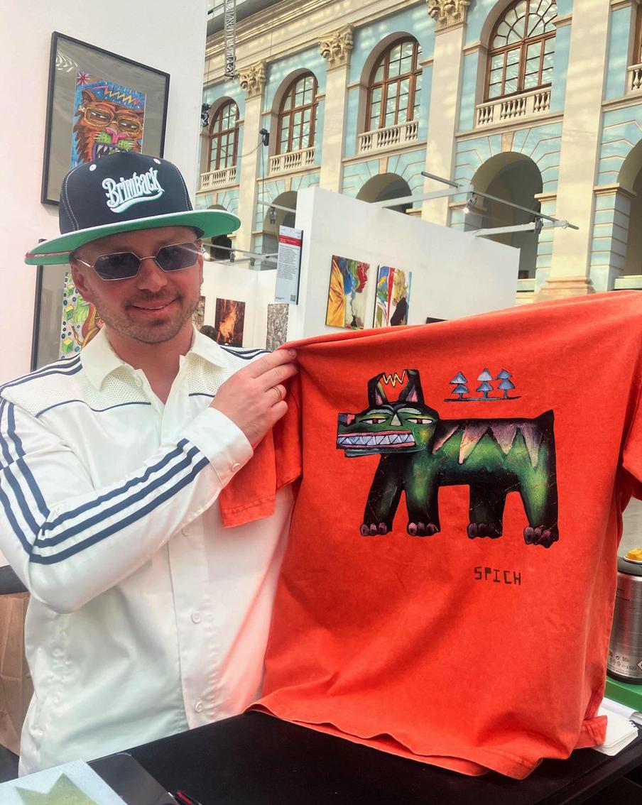 Илья Спич с репродукцией своей картины на футболке