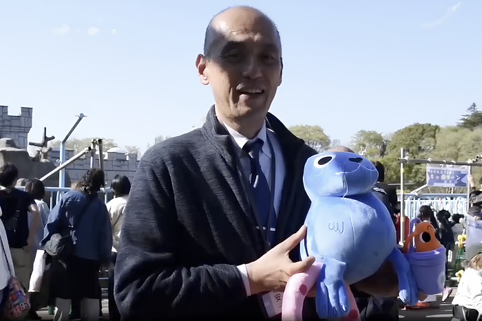 Обезьянка Панч получил подарок от Московского зоопарка: макаке передали мягкую игрушку и ободряющее письмо