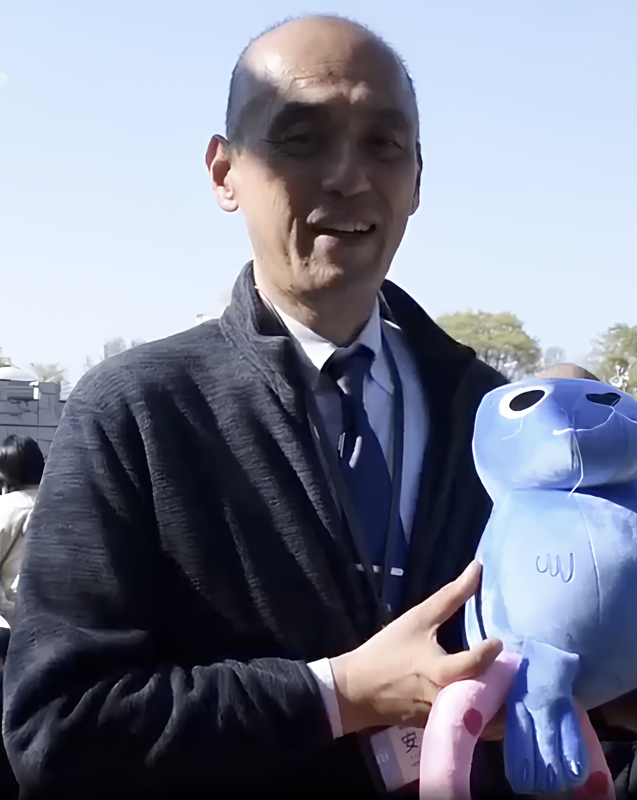 Обезьянка Панч получил подарок от Московского зоопарка: макаке передали мягкую игрушку и ободряющее письмо