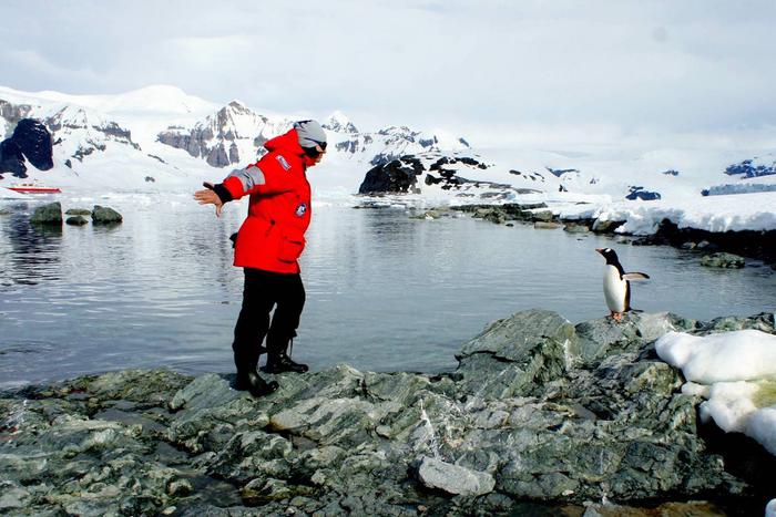 Шторм в проливе Дрейка и встреча с Фёдором Конюховым: москвичка собрала карту из брелоков со всего света