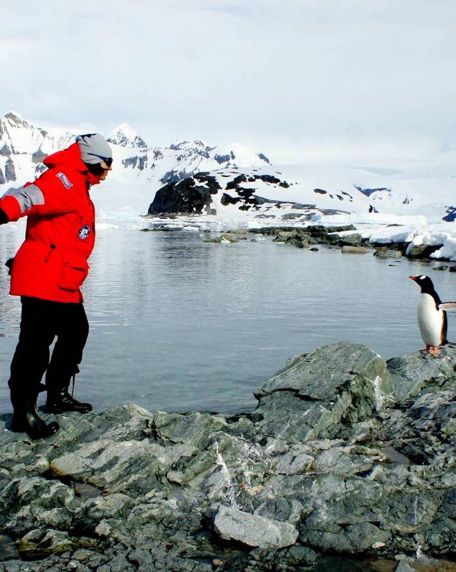 Шторм в проливе Дрейка и встреча с Фёдором Конюховым: москвичка собрала карту из брелоков со всего света