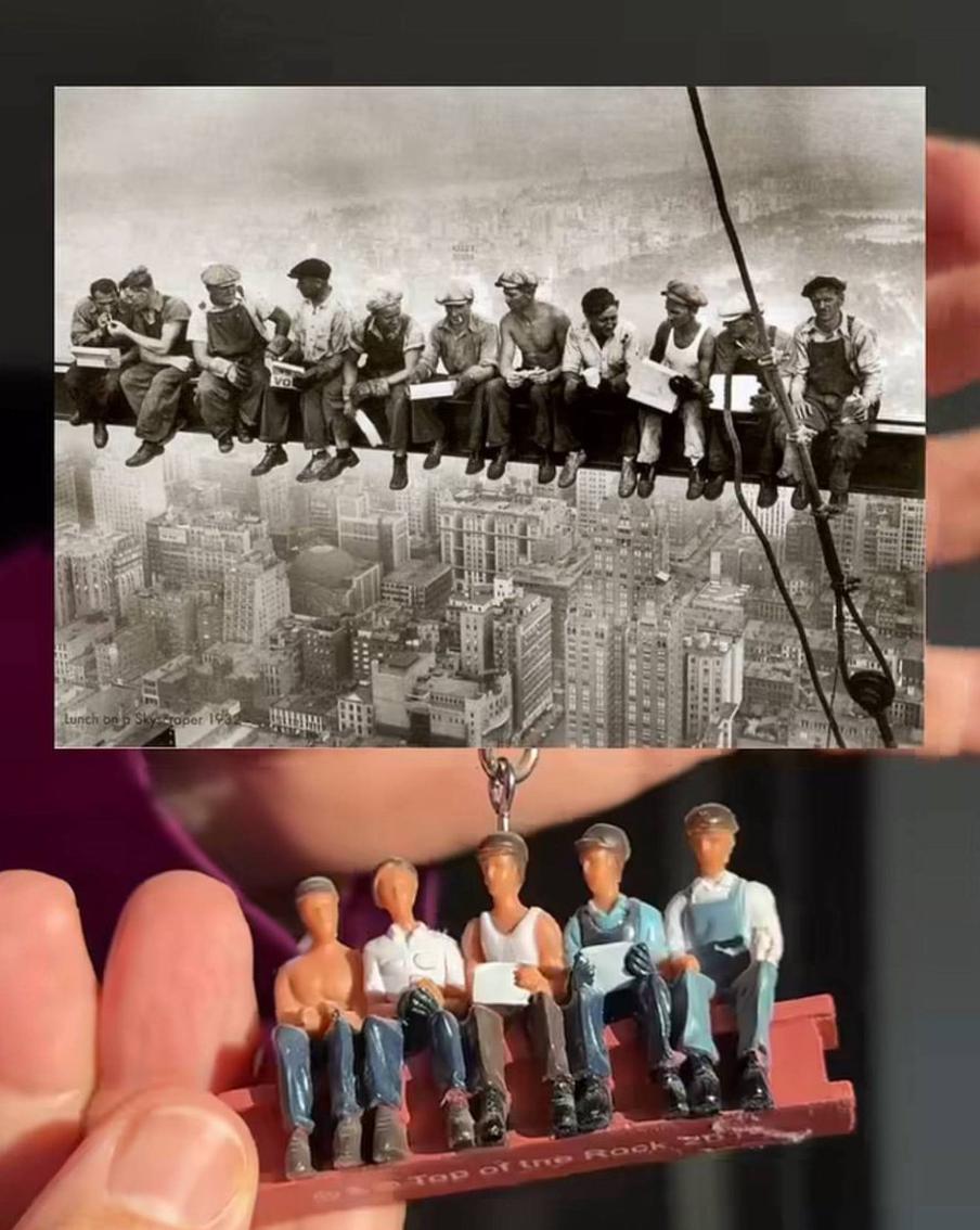 На брелоке из Нью-Йорка – строители небоскрёбов с известного снимка.