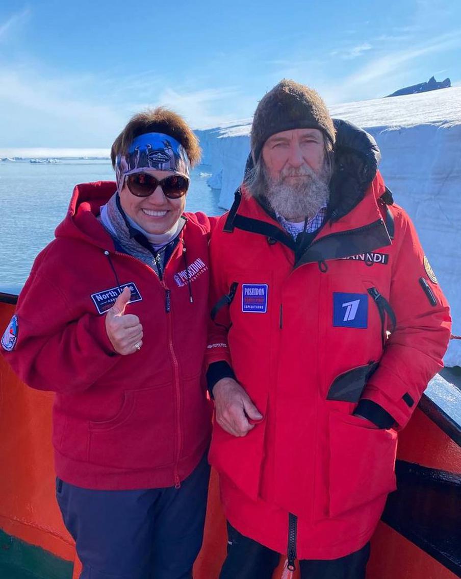 Легендарный путешественник Фёдор Конюхов с преемницей на Северном полюсе.