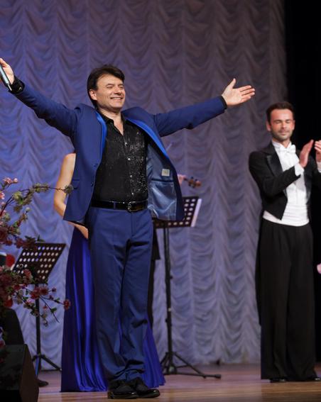 Как закулисные интриги укрепили нервы певца, а соседи пришли с цветами, услышав домашнюю репетицию