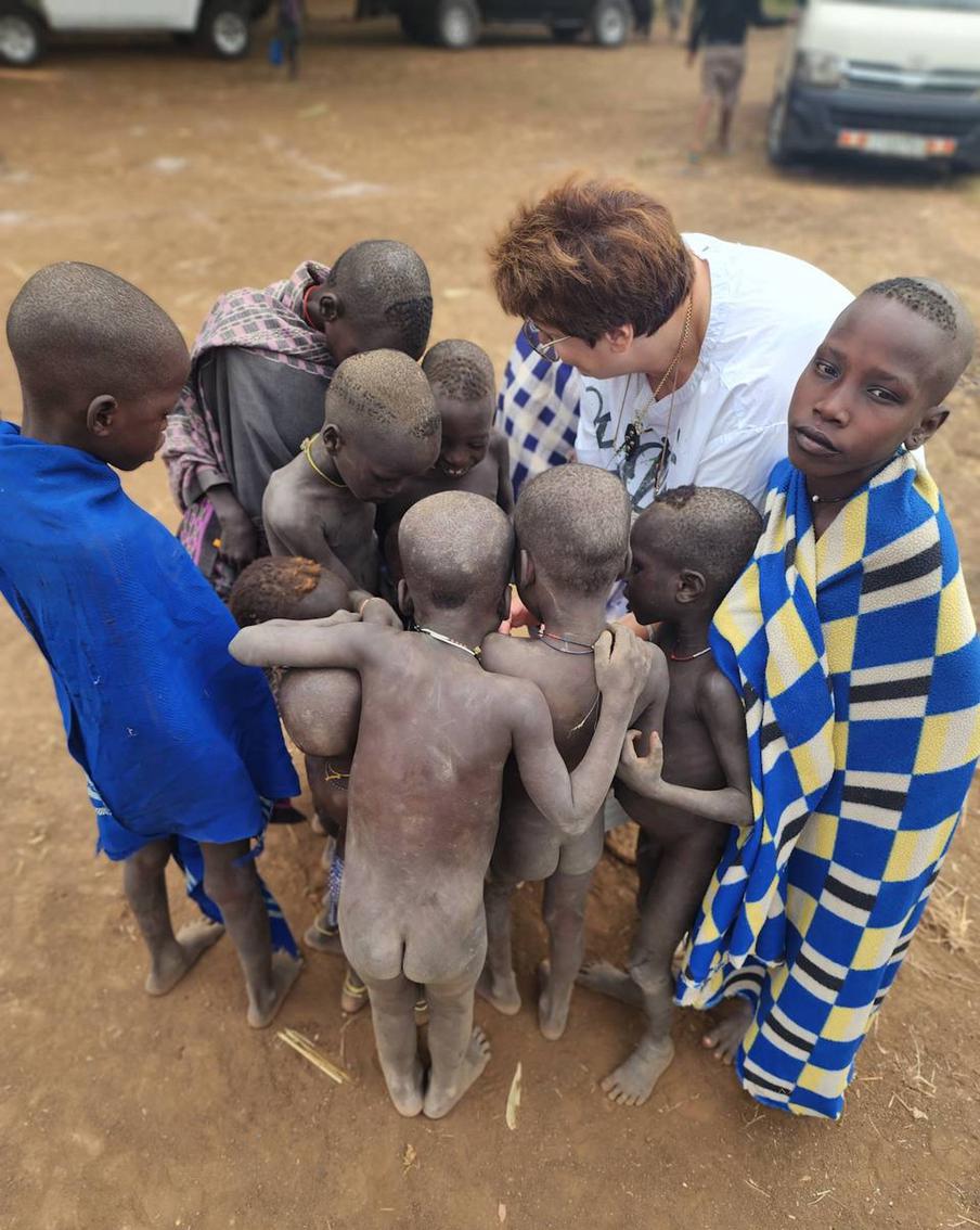 Дети одного из эфиопских племён разглядывают себя на снимках, которые сделала Ирина. Зеркал в их земляных домиках с соломенной крышей, конечно, нет, поэтому своё изображение на экране телефона они увидели впервые.