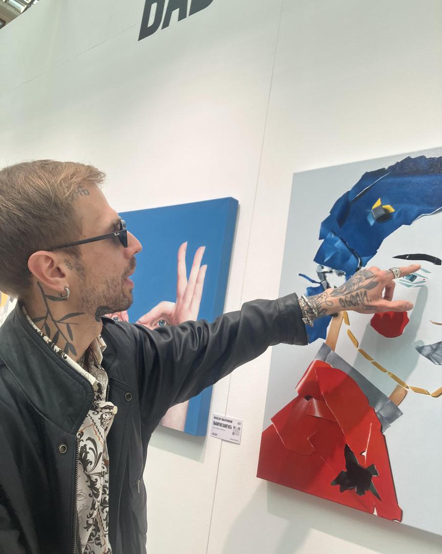 Гиперреалист Илья Брезинский (Bad Gallery) имитирует коллажи:  кажется, что овал лица выложен макаронами пенне, но на самом деле искусно прорисован краской.  