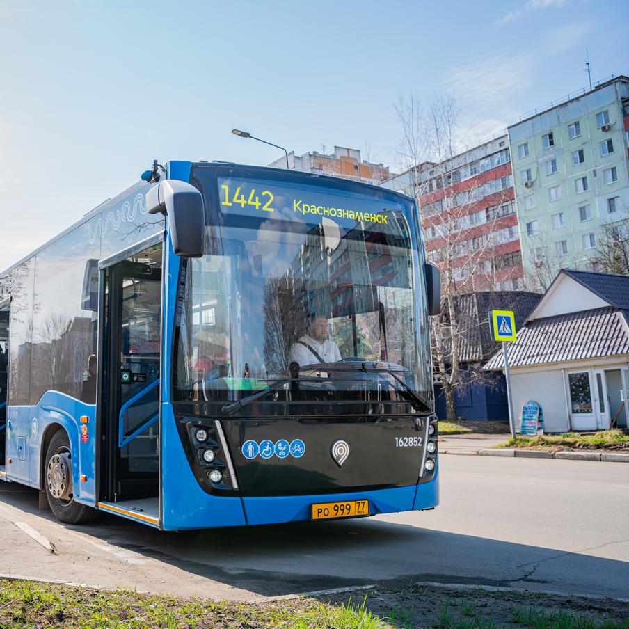 Запускаются новые маршруты из Москвы в Краснознаменск. С 11 апреля на маршруте №1442 между Москвой и Краснознаменском начнут курсировать 25 современных автобусов большого класса, специально адаптированных для пригородных перевозок
