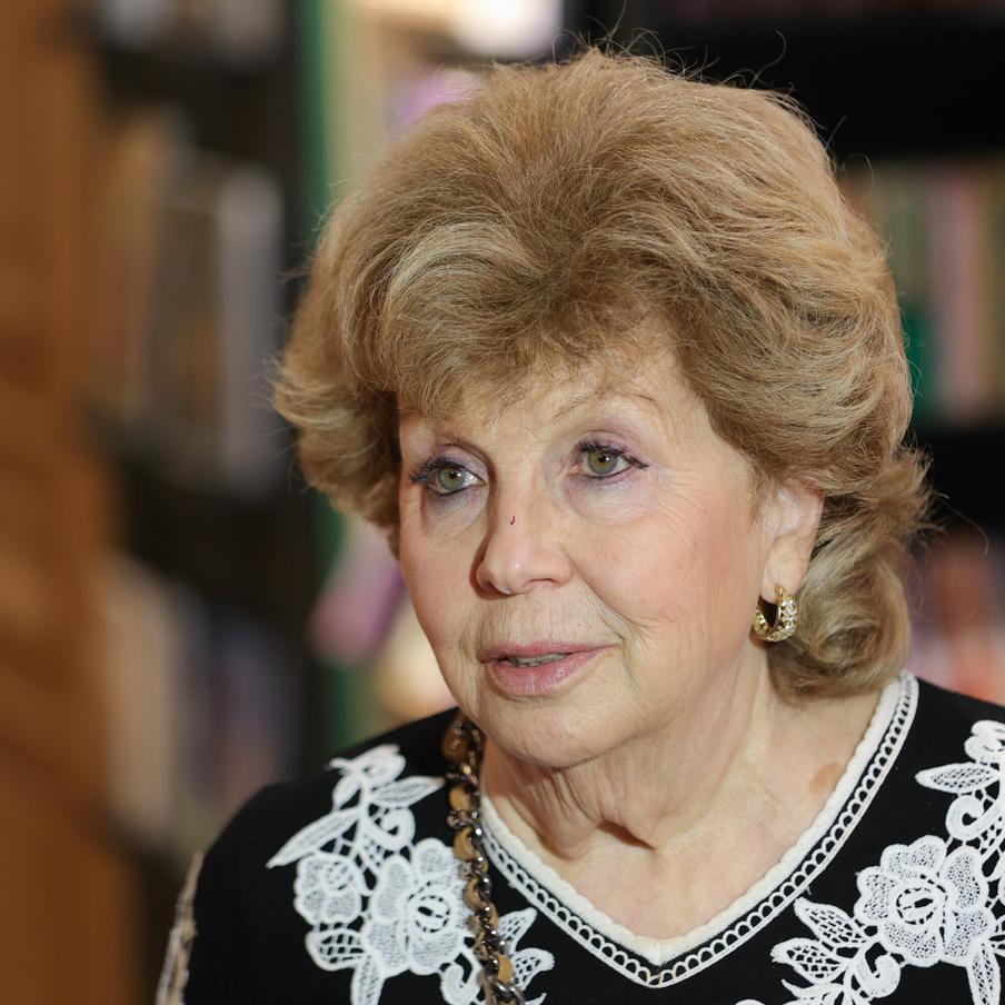 Ларисе Рубальской присвоили звание народной артистки России. Указом Президента Российской Федерации Владимира Путина Ларисе Алексеевне Рубальской, поэту-песеннику и члену Международного союза деятелей эстрадного искусства, присвоено почётное звание "Народный артист Российской Федерации". Соответствующий документ опубликован на официальном портале правовой информации