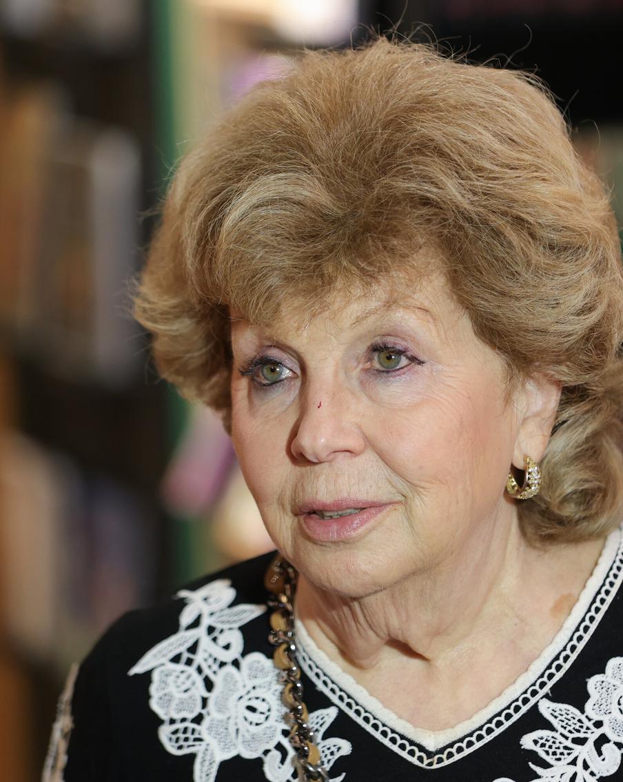 Ларисе Рубальской присвоили звание народной артистки России. Указом Президента Российской Федерации Владимира Путина Ларисе Алексеевне Рубальской, поэту-песеннику и члену Международного союза деятелей эстрадного искусства, присвоено почётное звание "Народный артист Российской Федерации". Соответствующий документ опубликован на официальном портале правовой информации