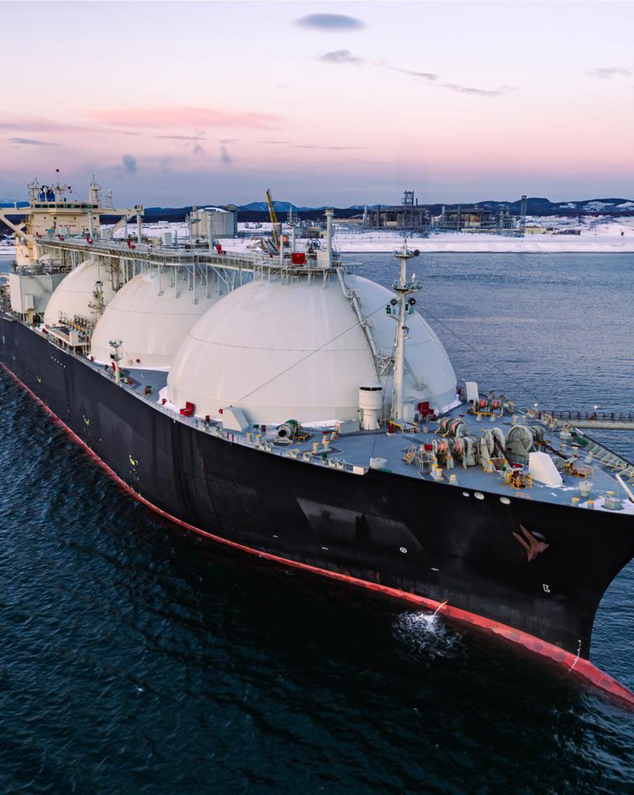 Цены на газ рухнули на 20% после перемирия США и Ирана. 8 апреля на европейских биржах произошло значительное снижение цен на природный газ. Стоимость майских фьючерсов на хабе TTF в Нидерландах упала на 20,18% до €42,5 за 1 МВт·ч (или до $521,7 за 1 тыс. куб. м по текущему курсу). Это стало самым значительным дневным падением цен за последние два года