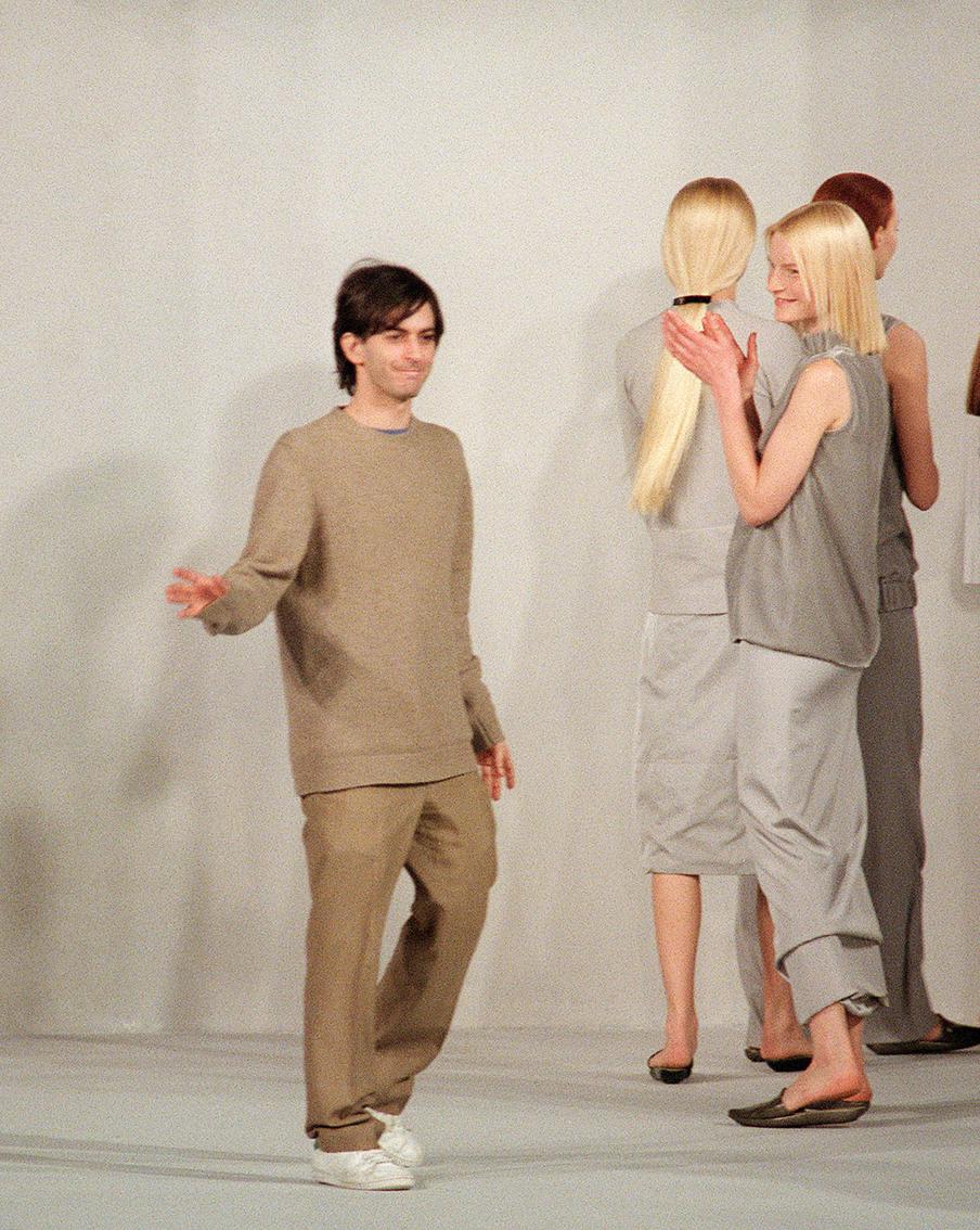 Дизайнер выходит к зрителям после показа коллекции Louis Vuitton в 1998 году.