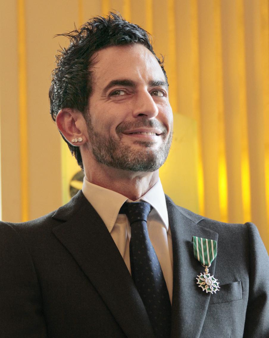 В 2010 году дизайнер стал кавалером французского ордена Искусств и Литературы (Ordre des Arts et des Lettres). Эту почётную награду он получил за значительный вклад в развитие модной индустрии и креативное руководство домом Louis Vuitton.