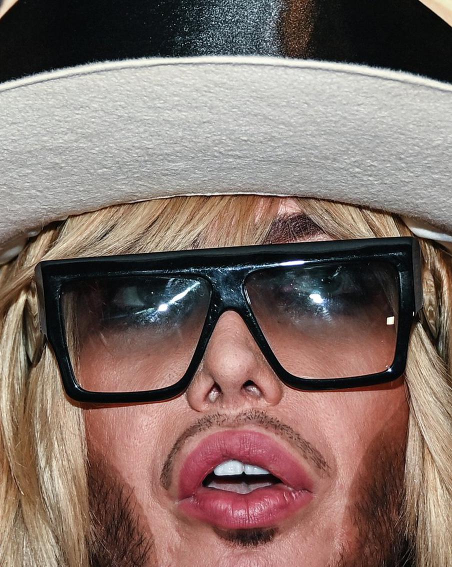 Неприкрытый стыд: 62-летний Сергей Зверев разделся догола на виду у всей Москвы