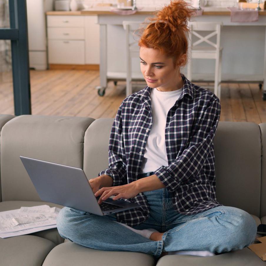 Банкам разрешат заключать договоры с новыми клиентами по видеосвязи. Центральный банк Российской Федерации активно работает над созданием экспериментально-правового режима, который призван облегчить процесс открытия счетов и оформления банковских продуктов. Этот режим даст кредитным организациям возможность заключать договоры с новыми клиентами через видеосвязь, не требуя их личного присутствия в отделении банка